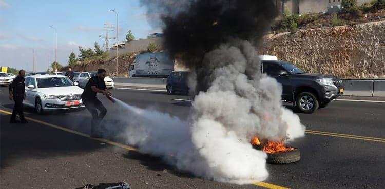 Israeli protesters urging Gaza deal block roads