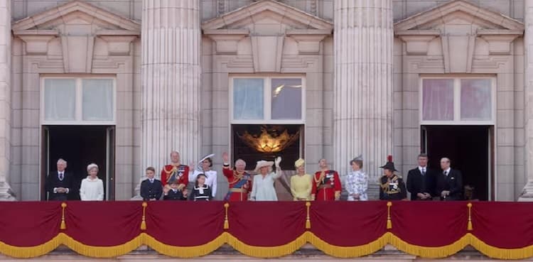 Buckingham Palace opens room with famous balcony to visitors