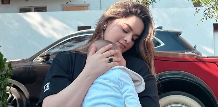 Minal Khan admits feeling societal pressure of 'looking best' after giving birth