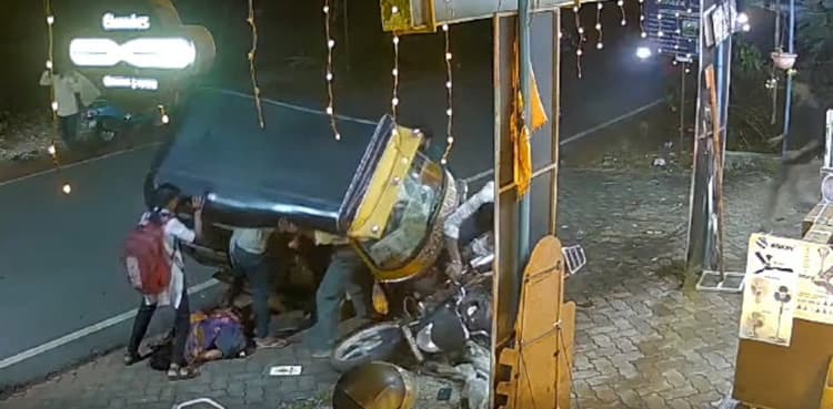 Schoolgirl lifts overturned rickshaw, saves mother’s life