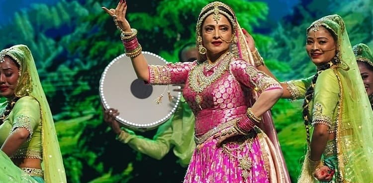 Rekha stuns fans with 20-minute dance performance at IIFA - WATCH
