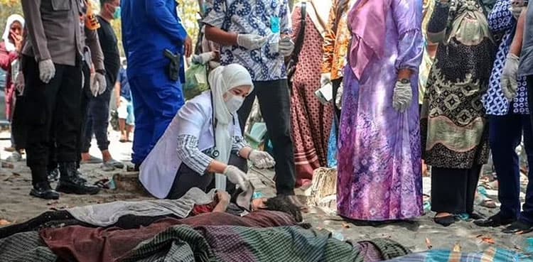 90 Rohingya left 'stranded' on Indonesia beach