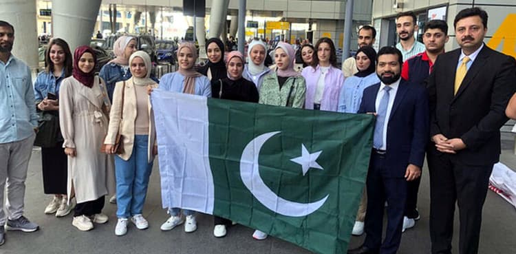 Palestinian medical students arrive in Pakistan to continue studies