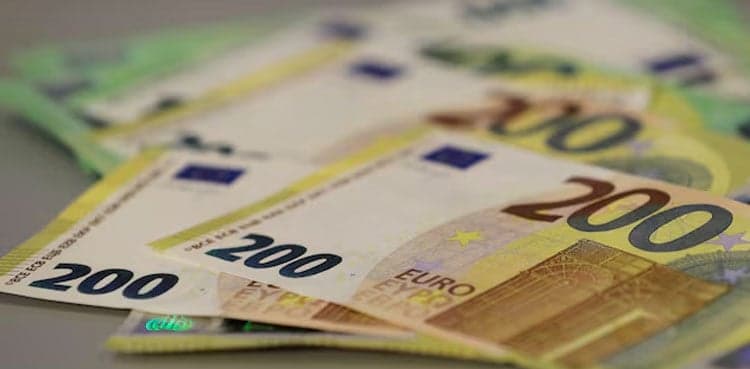Explainer: Why is the euro falling and could it hit $1?