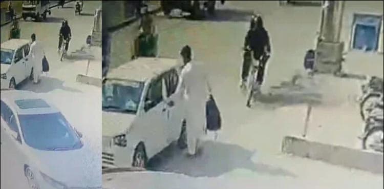 VIDEO: Dacoits snatch 55 lac from Karachi man in 9 seconds