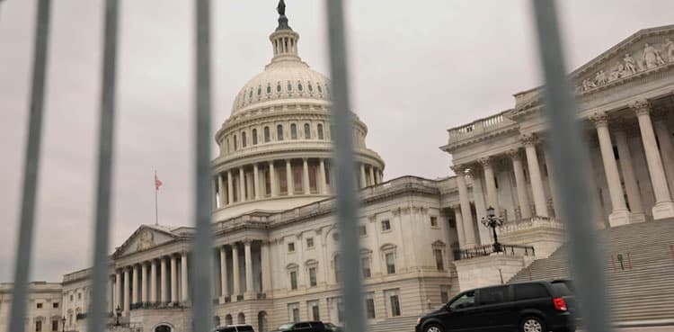 US House approves bill to avert midnight shutdown, sends to Senate