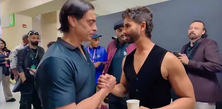 WATCH: Shoaib Akhtar bumps into Shahid Kapoor in UAE