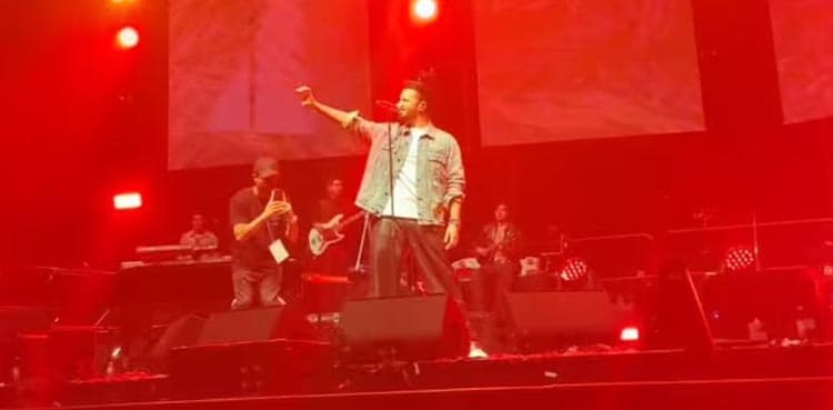 WATCH: Atif Aslam revives AR Rahman’s "Dil Se" in a powerful live performance