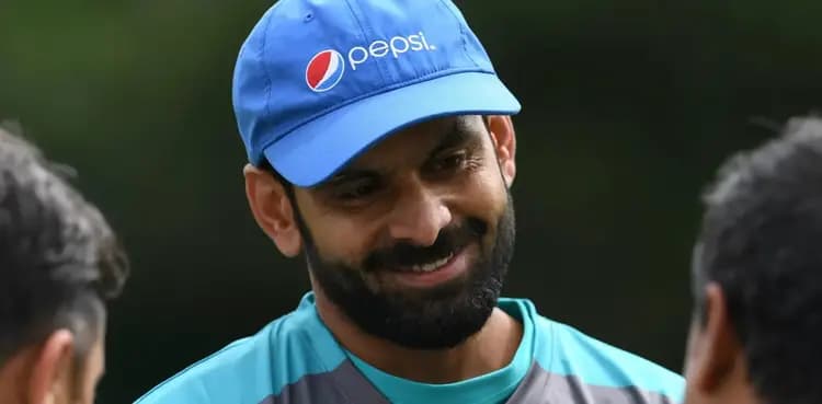 Hafeez questions Faheem's inclusion, absence of wrist spinner in team