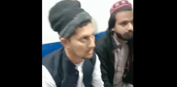Three police personnel robbed at gunpoint in Peshawar