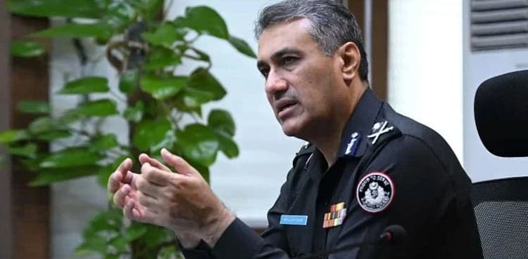 Karachi to get traffic courts, heavy fines on violation, says IGP Sindh