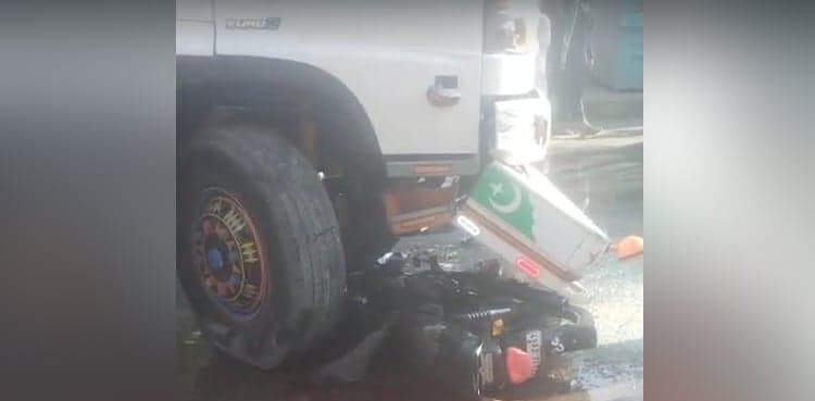 Karachi: Pregnant woman, husband die as water tanker runs over motorcycle