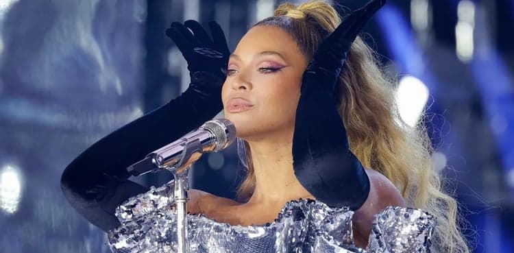 Beyoncé forced to stop concert after scary malfunction