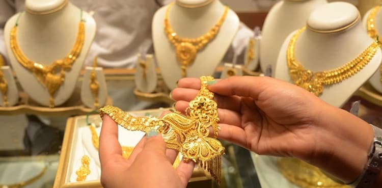 Gold prices fall in Pakistan on March 6, 2026