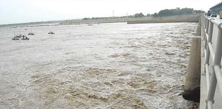 Indus floodwater surges above four lac cusecs at Kotri Barrage