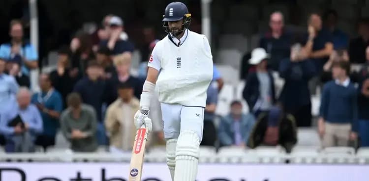 WATCH: Moment Chris Woakes walks out to bat with arm in a sling
