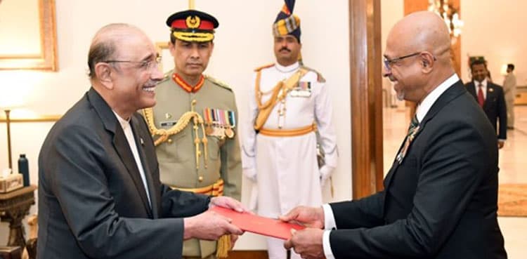 President Zardari meets envoys of five countries, stresses global ties
