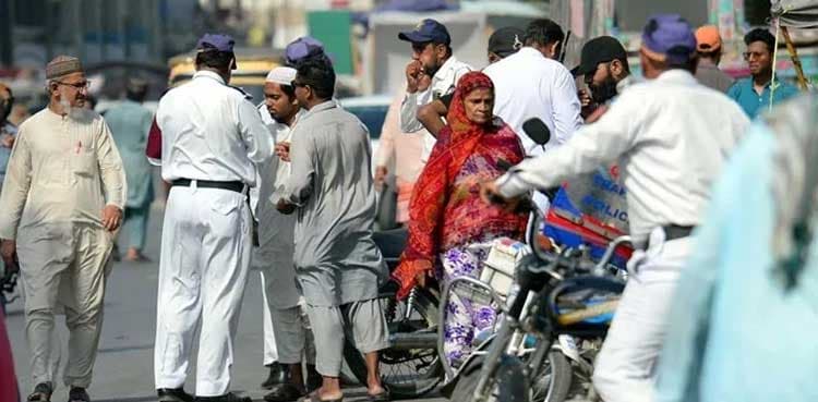 Karachi traffic police crack down on cars, motorcycles dodging e-challan system