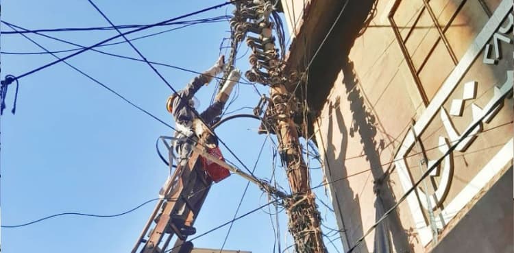 K-Electric Continues Crackdown, Removes 200kg of Illegal Wiring in Orangi