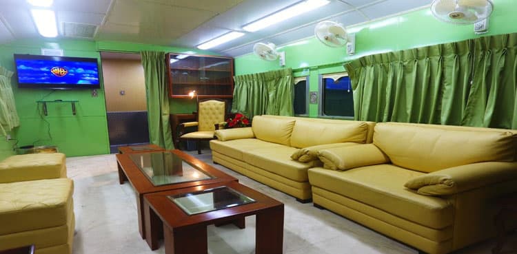 Hanif Abbassi opens railways saloons to public with massive fare cuts