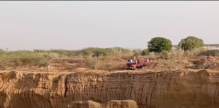 Two arrested for illegal sand and gravel mining from Malir River