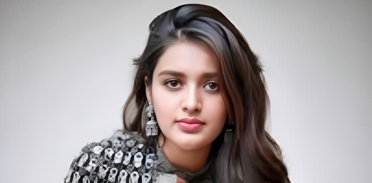 Nidhi Agarwal mobbed at Lulu Mall event by massive crowd