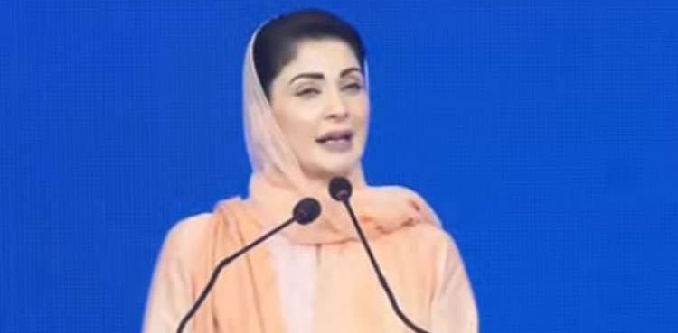 Punjab CM distributes laptops among students of Multan, Bahawalpur