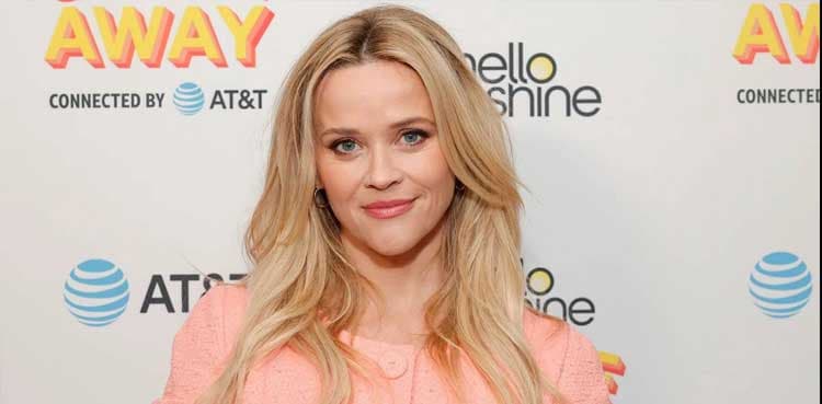 Reese Witherspoon shares Christmas spirit with look-alike daughter