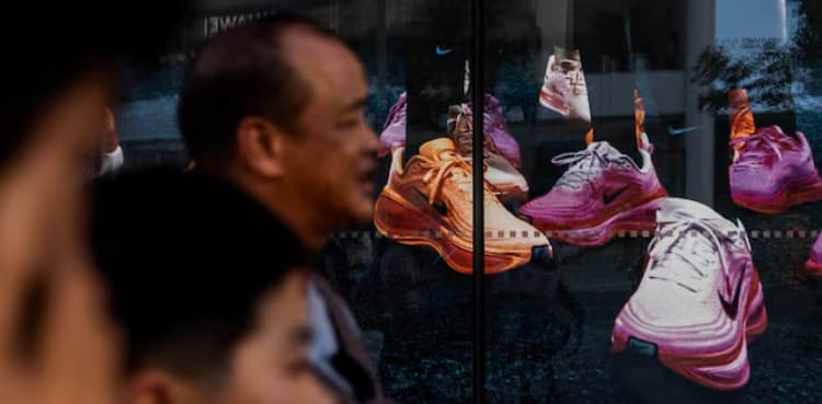 Wall St climbs as tech rebound gains momentum, Nike slides