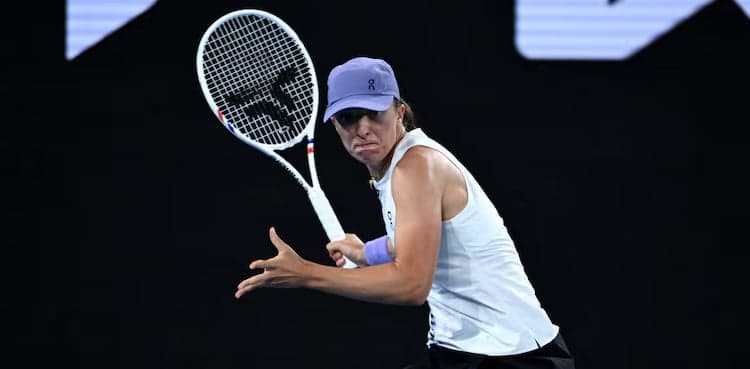 Swiatek battles into Italian Open third round