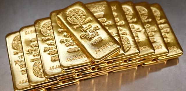 Gold rises over 1% as Iran peace hopes weigh on dollar and oil prices