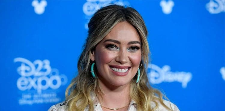 Hilary Duff returns to the stage after 20 years