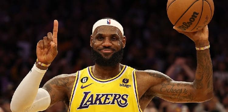LeBron James breaks NBA all-time field goal record in Lakers loss