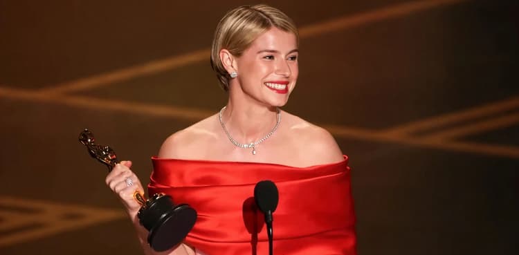 Jessie Buckley dedicates Oscar win to all mothers