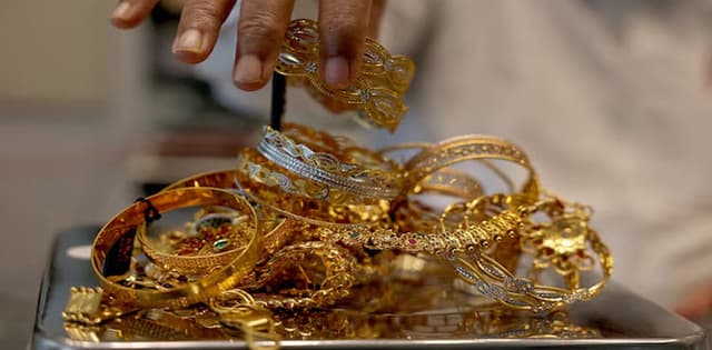 Gold prices fall in Pakistan – May 11