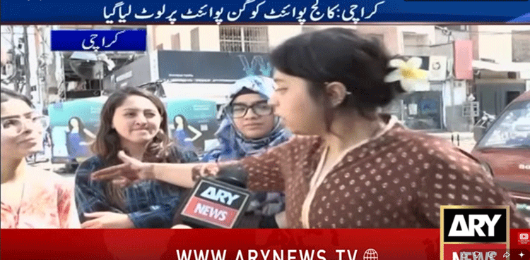 Medical students’ bus robbed at gunpoint in Karachi