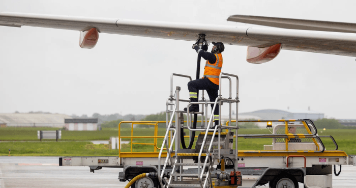 Threat of grounded planes nears as jet fuel supplies dwindle
