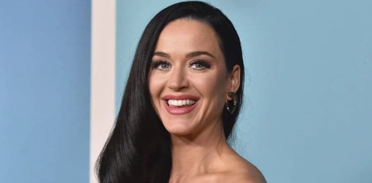 Katy Perry's viral Roman vacation gesture perplexes fans