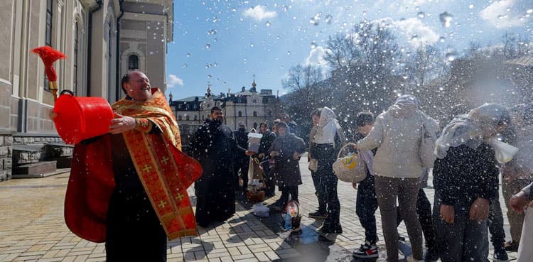 Russia, Ukraine trade accusations of Orthodox Easter ceasefire violations