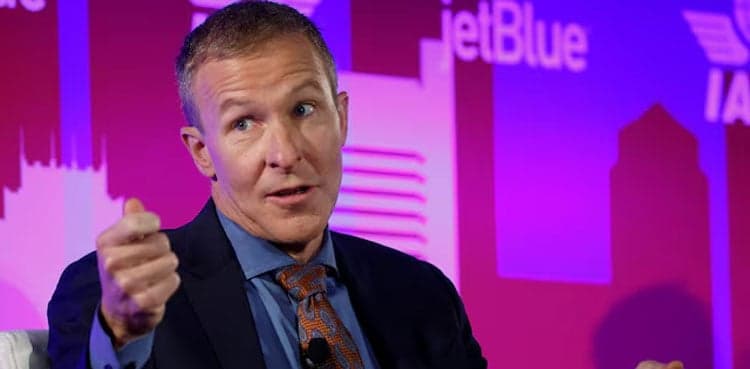 United Airlines CEO pitched American Airlines tie-up in meeting with Trump, sources say