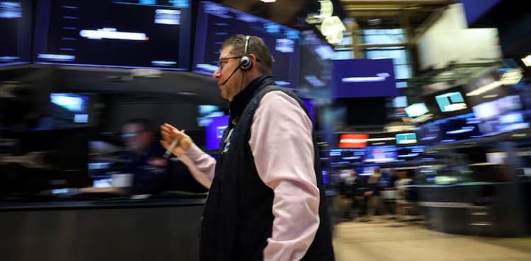 S&P 500 dips as chip stocks give up gains