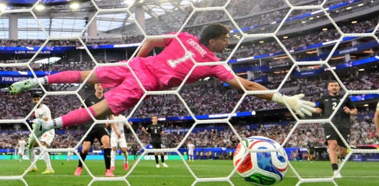 Iran snatch draw in World Cup opener