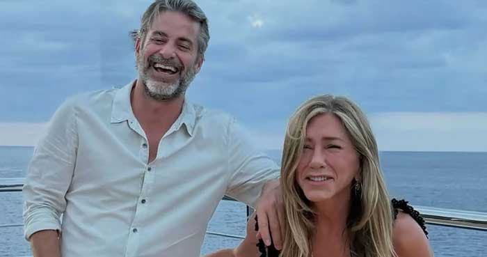 Jennifer Aniston puts wedding plans on hold with Jim Curtis