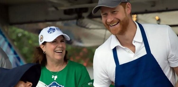 Prince Harry serves BBQ at Warrior Games - Video