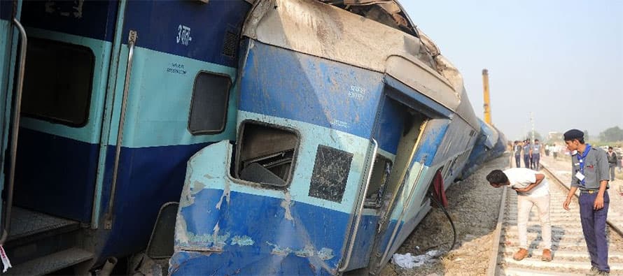 Doctors use WhatsApp to find kin of India train survivors