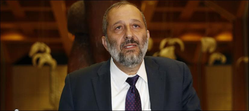 WATCH: Israeli minister caught using onion to fake tears during campaign