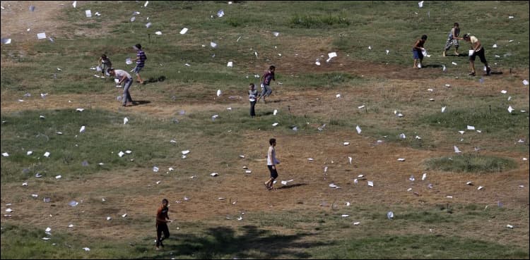 Israel drops leaflets warning Gazans not to approach border