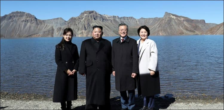 Two Koreas' leaders in mountain show of unity