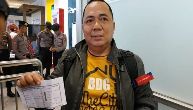 Traffic jam saves man’s life in Indonesian plane crash