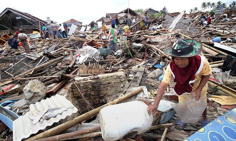 Hunt for survivors as Indonesian tsunami death toll tops 280